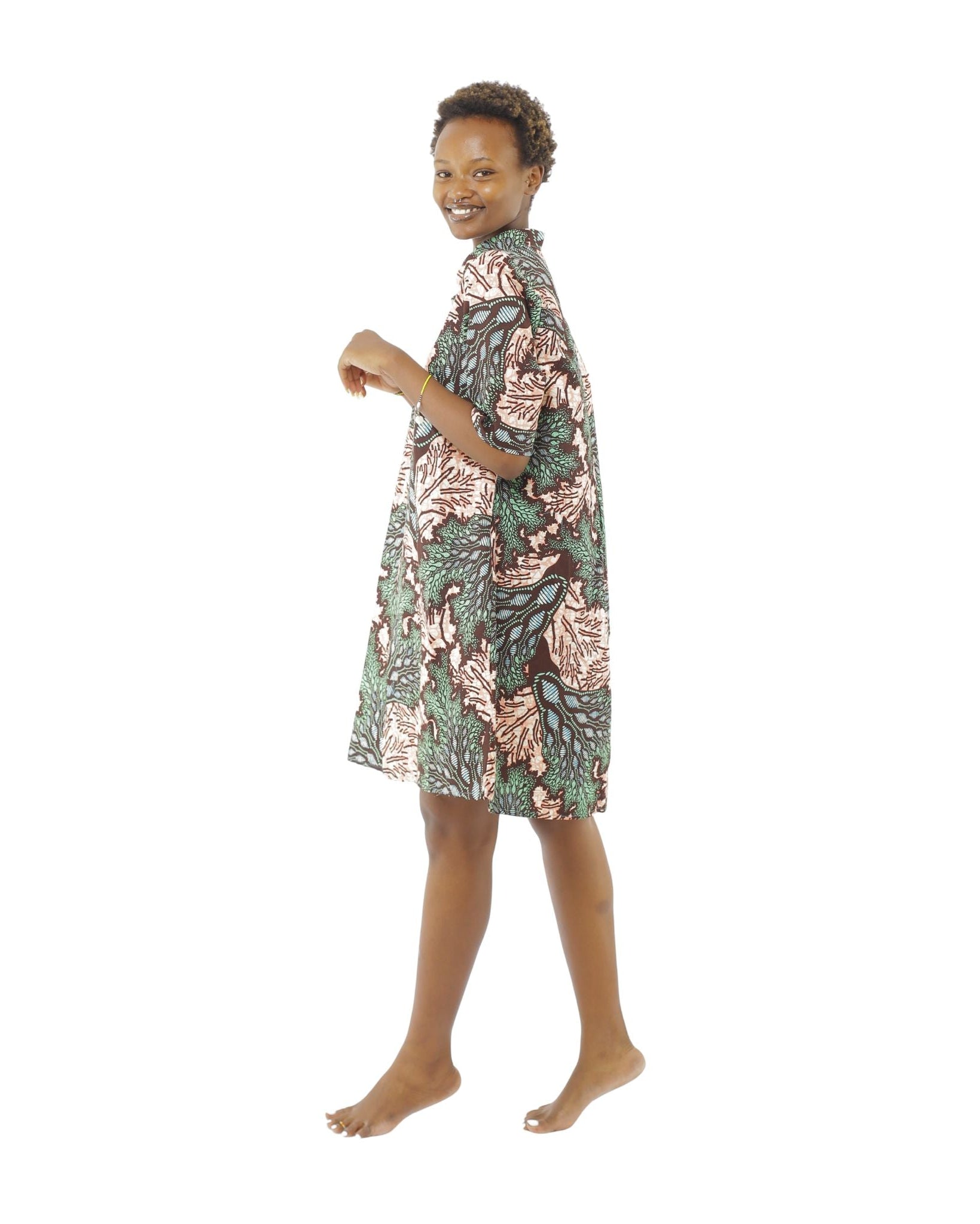 Vestido de tela africana  visto de perfil.