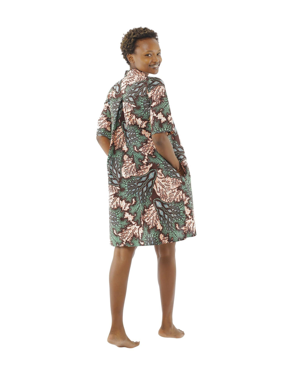 Vestido de tela africana  vista desde la espalda.