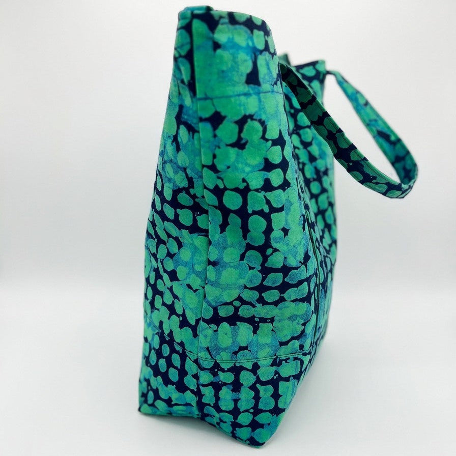 Vista de perfil del bolso tote nil de batik color turuesa