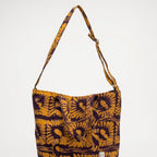 Detalle del asa del bolso tote nil de batik en color ocre