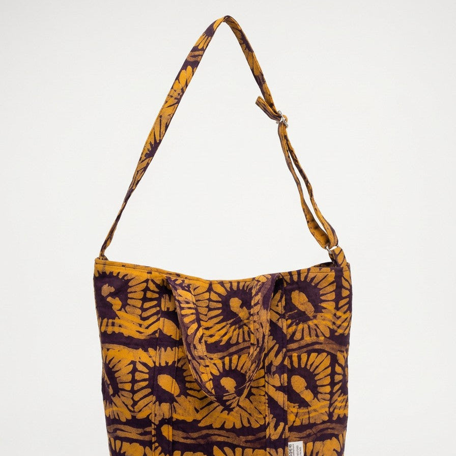 Detalle del asa del bolso tote nil de batik en color ocre